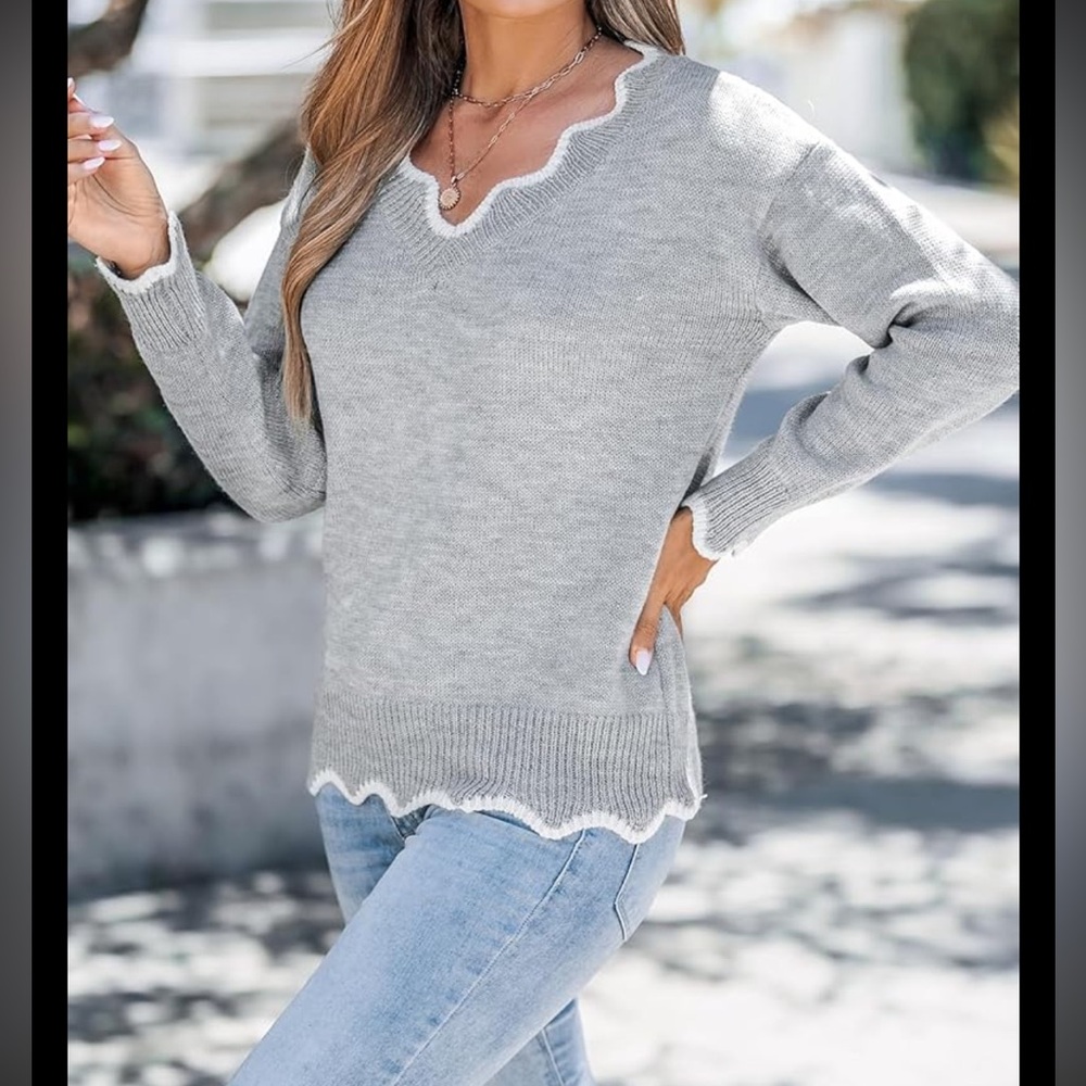 Women's Light Gray V-Neck SweaterScallop neck and hem Size XXL